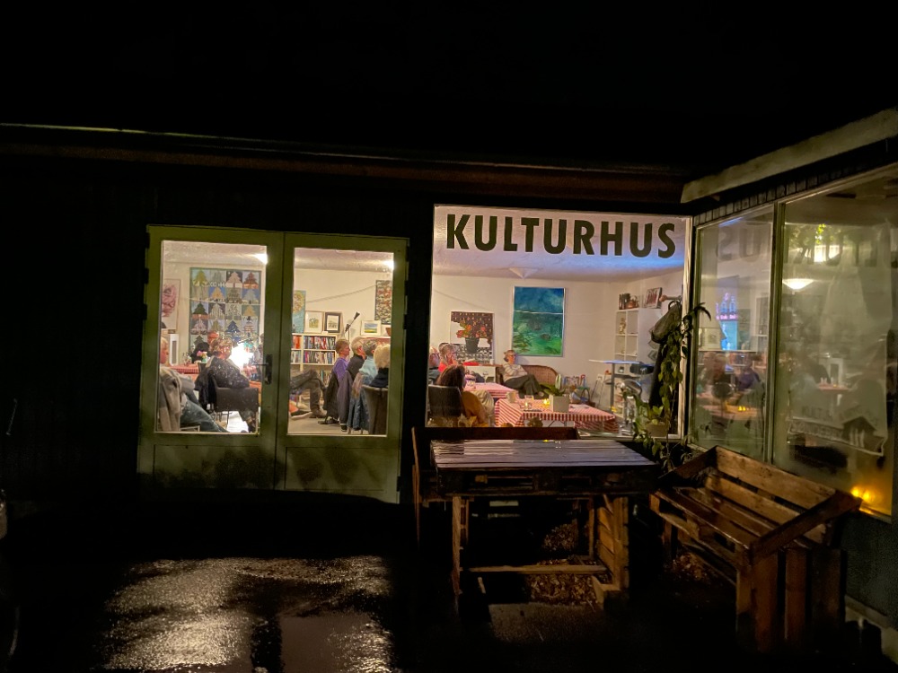 Udefra kan man se at der er foredrag i kulturhuset