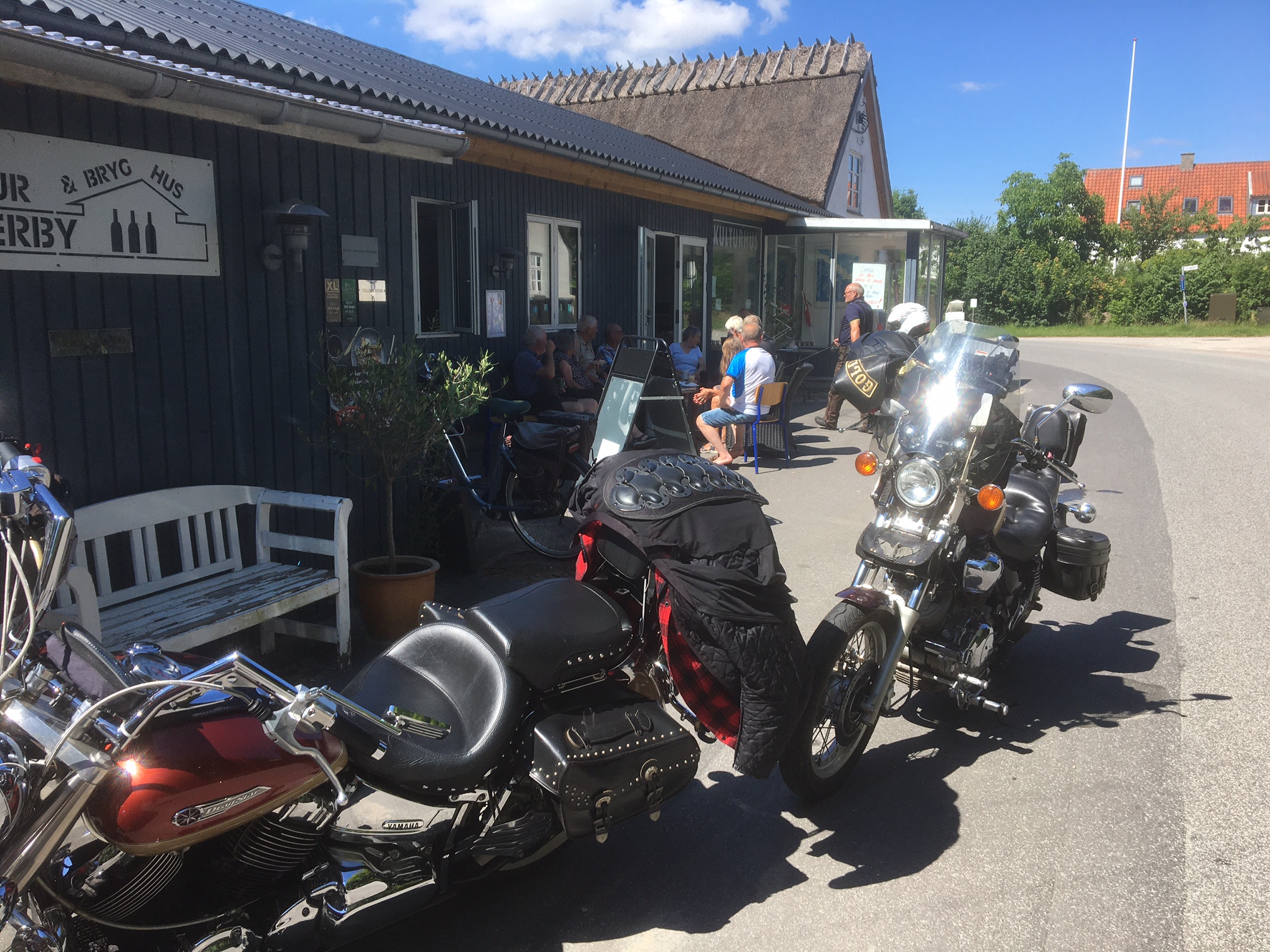 En sommer søndag hvor motorcyklisterne besøger caféen.