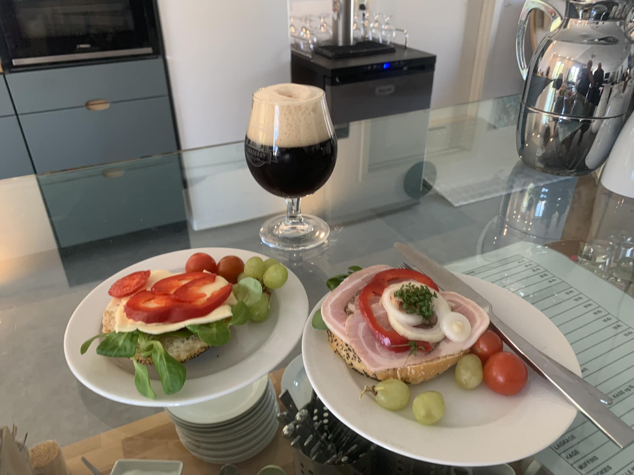 Cafeen byder på smørrebrød og øl.